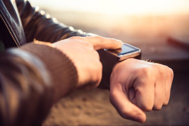 Akıllı saat kullanan adam