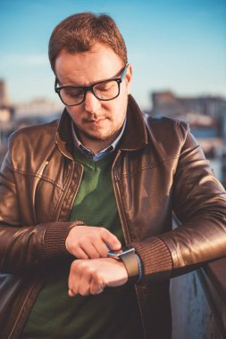 Akıllı izle kullanarak iş adamı