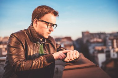 Akıllı saat kullanan adam