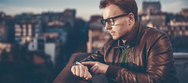 Akıllı saat kullanan adam