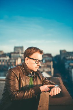 Akıllı saat kullanan adam