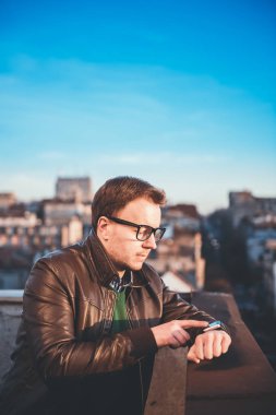 Akıllı saat kullanan adam