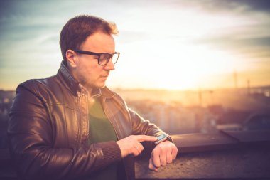 Akıllı saat kullanan adam