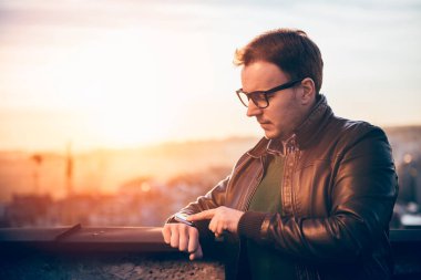 Akıllı saat kullanan adam