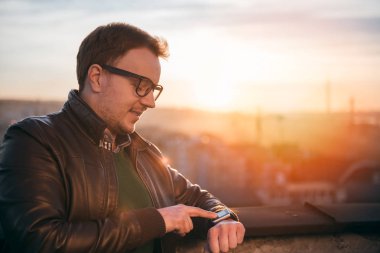 Akıllı saat kullanan adam