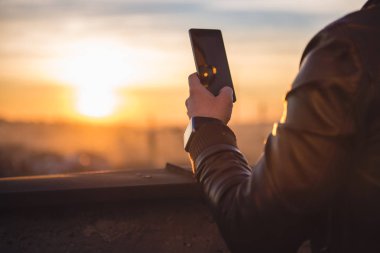 Akıllı telefon kullanan adam