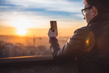 Akıllı telefon kullanan adam.