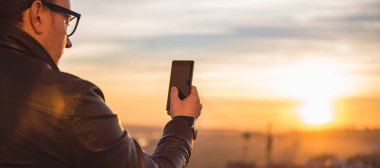 Akıllı telefon kullanan adam.