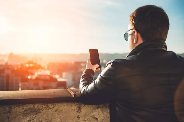 Hombre usando el teléfono inteligente —  Fotos de Stock