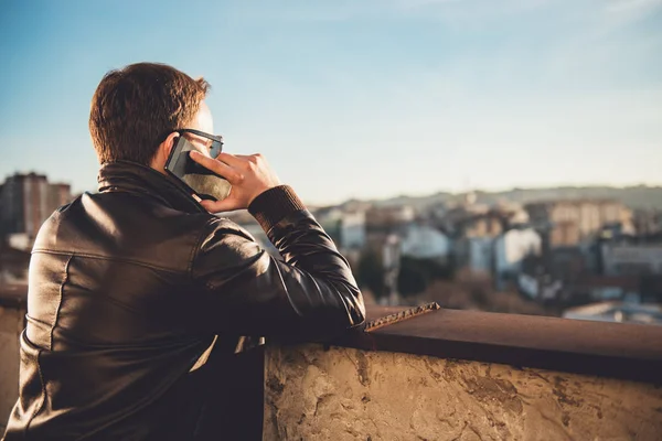 Mann telefoniert mit dem Smartphone — Stockfoto