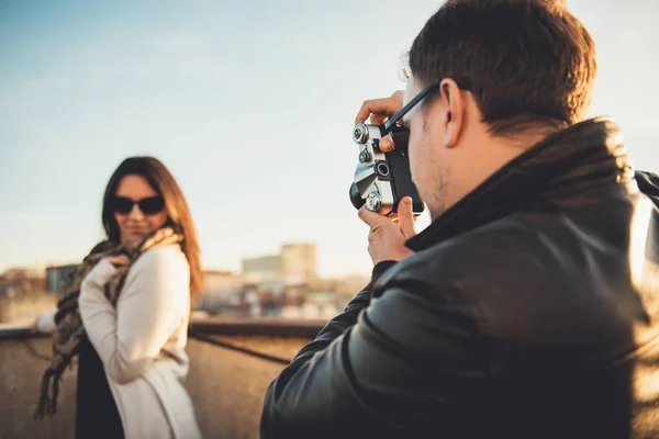 Man Taking Picture Camera Woman Standing Rooftop — Stock Photo, Image