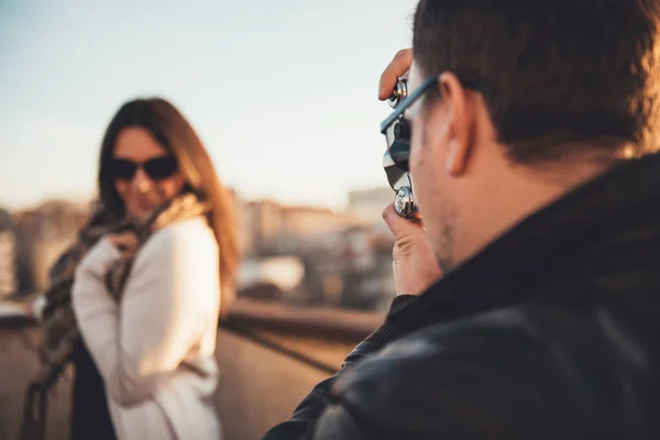 Mężczyzna robi zdjęcia aparatem fotograficznym — Zdjęcie stockowe