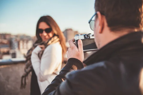 Man taking picture with camera — Stock Photo, Image