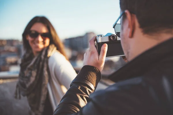 Man taking picture of woman — Stock Photo, Image