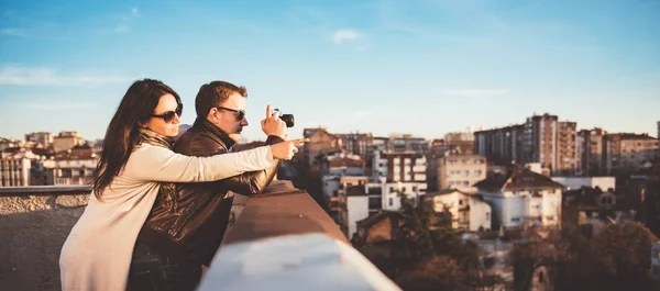 Couple taking pictures — Stock Photo, Image
