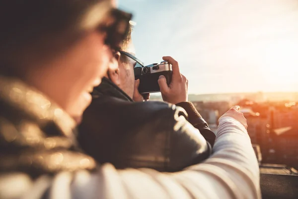 Couple taking pictures — Stock Photo, Image