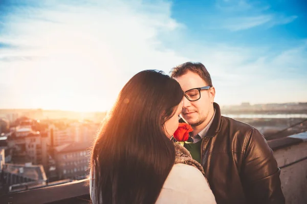 Couple with rose on rooftop — Stock Photo, Image