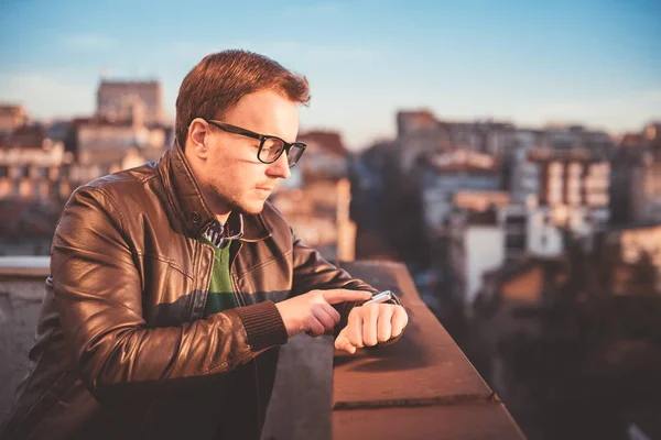 Akıllı saat kullanan adam