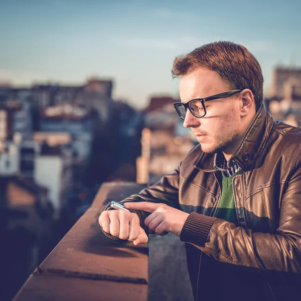 Mann benutzt intelligente Uhr — Stockfoto