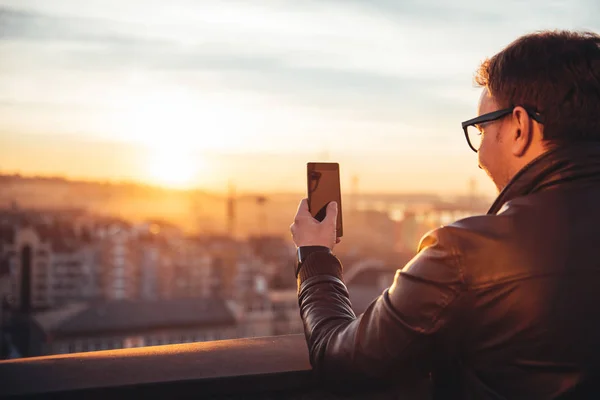 Mann benutzt Smartphone — Stockfoto