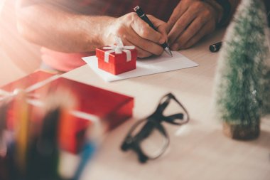 Küçük kırmızı kutu yanında adam 