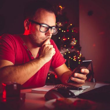 Akıllı telefon kullanan adam.