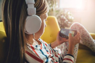 küçük kız müzik 