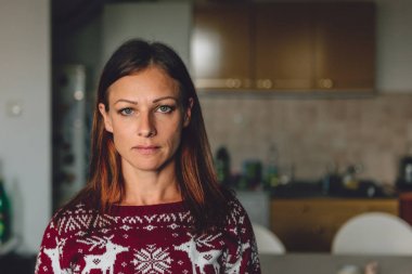 Kırmızı kazak Noel sırasında dizüstü evde kullanma giyen kadın