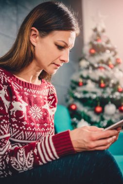 Akıllı telefon kullanan kadın 