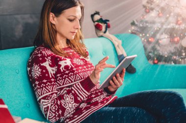 Tablet kullanan kadın 