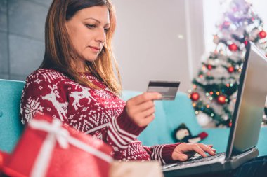 kadın evde alışveriş online