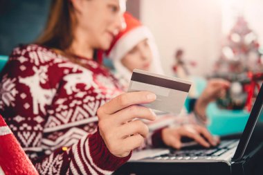 Anne ve kızı online alışveriş