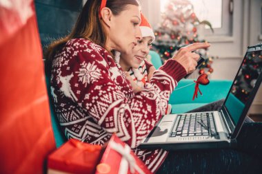 Anne ve kızı online alışveriş