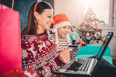 Anne ve kızı online alışveriş