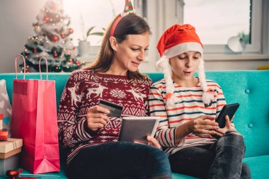 Anne ve kızı online alışveriş