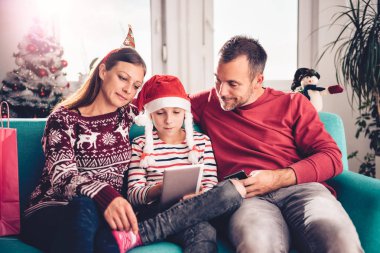 Aile Evde tablet kullanma