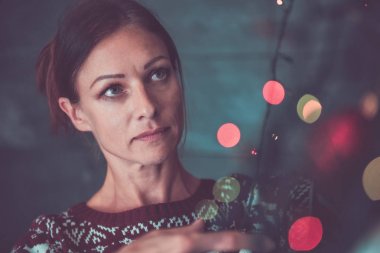 Noel Ağacını süsleyen Kadın