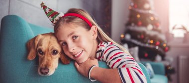 Kanepenin üzerinde poz köpek ile küçük kız  