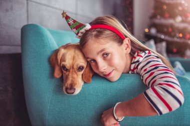 Kanepenin üzerinde poz köpek ile küçük kız