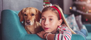 Kanepenin üzerinde poz köpek ile küçük kız