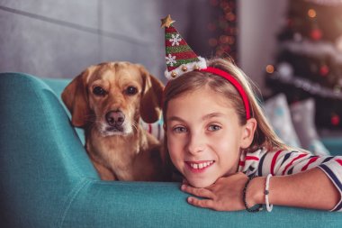 Kanepenin üzerinde poz köpek ile küçük kız