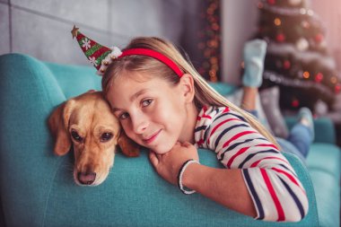 Kanepenin üzerinde poz köpek ile küçük kız
