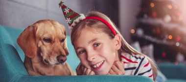 Kanepenin üzerinde poz köpek ile küçük kız