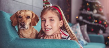 Kanepenin üzerinde poz köpek ile küçük kız