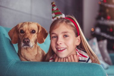 Kanepenin üzerinde poz köpek ile küçük kız