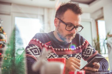 evde akıllı telefon kullanan adam 