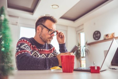 evde akıllı telefon kullanan adam 