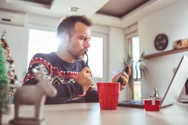 evde akıllı telefon kullanan adam 