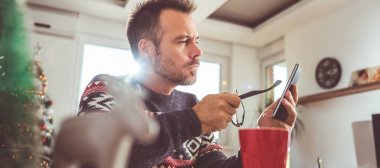 evde akıllı telefon kullanan adam 