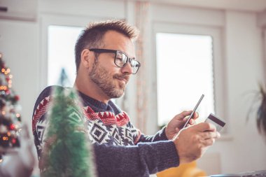 Adam smartphone ile online alışveriş